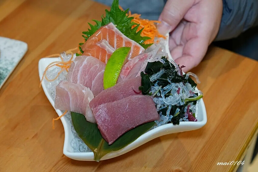 沒有招牌、隱藏在市場裡的日式料理，料多味美的味增湯免費喝到飽