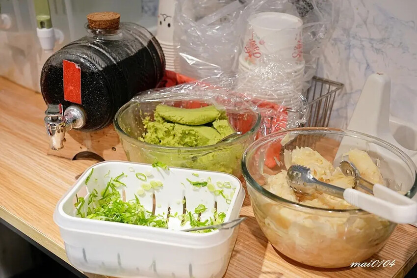 沒有招牌、隱藏在市場裡的日式料理，料多味美的味增湯免費喝到飽