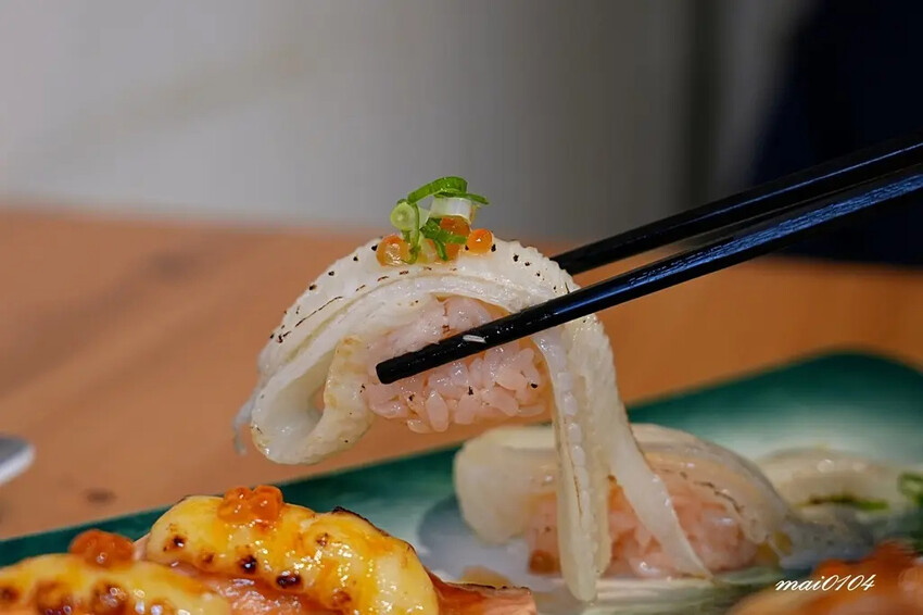 沒有招牌、隱藏在市場裡的日式料理，料多味美的味增湯免費喝到飽