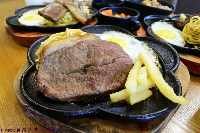 台中大雅19House牛排推薦三拼肉量超滿足,人氣拼盤吃肉喝到飽。