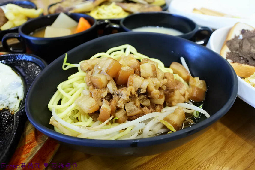 台中大雅19House牛排推薦三拼肉量超滿足,人氣拼盤吃肉喝到飽。