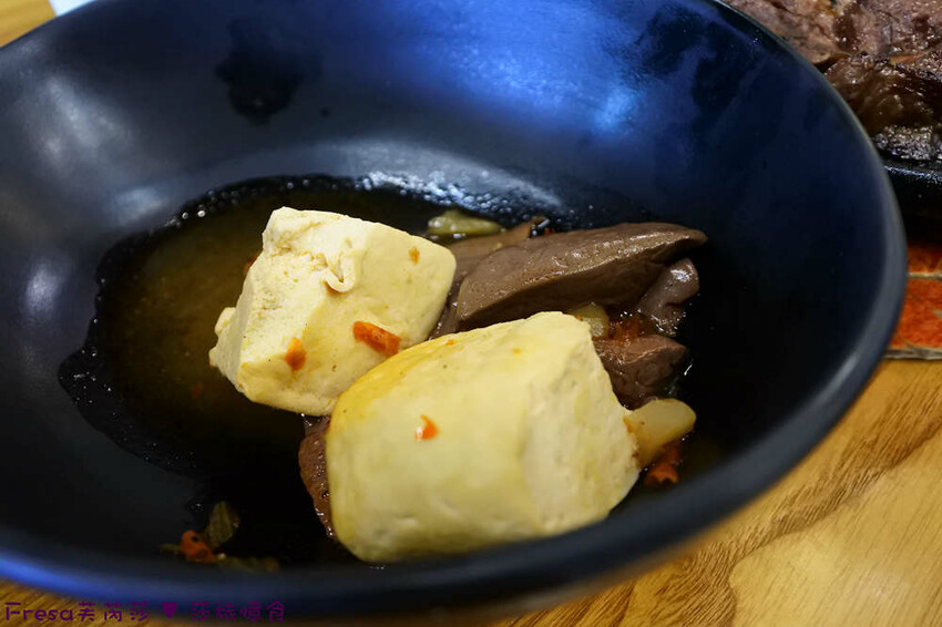 台中大雅19House牛排推薦三拼肉量超滿足,人氣拼盤吃肉喝到飽。