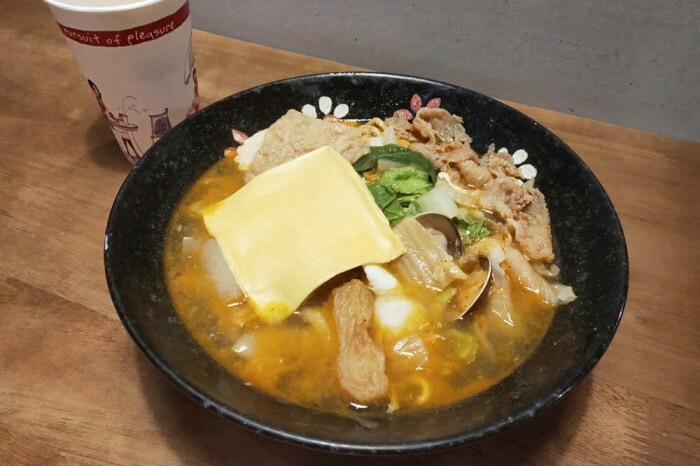 台中大雅19House牛排推薦三拼肉量超滿足,人氣拼盤吃肉喝到飽。