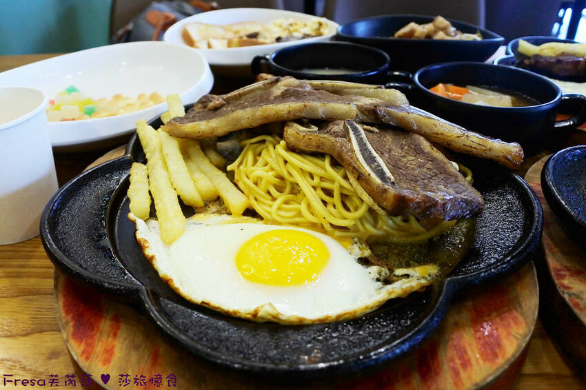 台中大雅19House牛排推薦三拼肉量超滿足,人氣拼盤吃肉喝到飽。