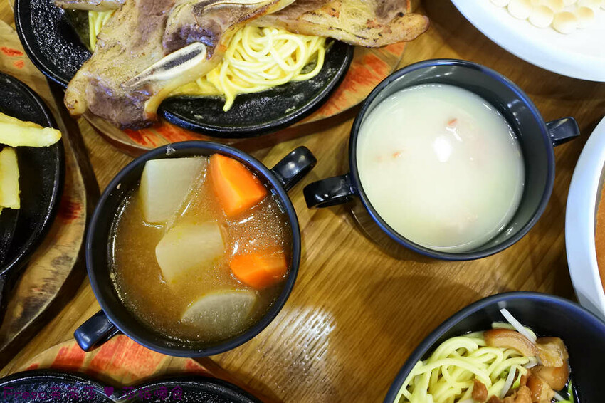 台中大雅19House牛排推薦三拼肉量超滿足,人氣拼盤吃肉喝到飽。