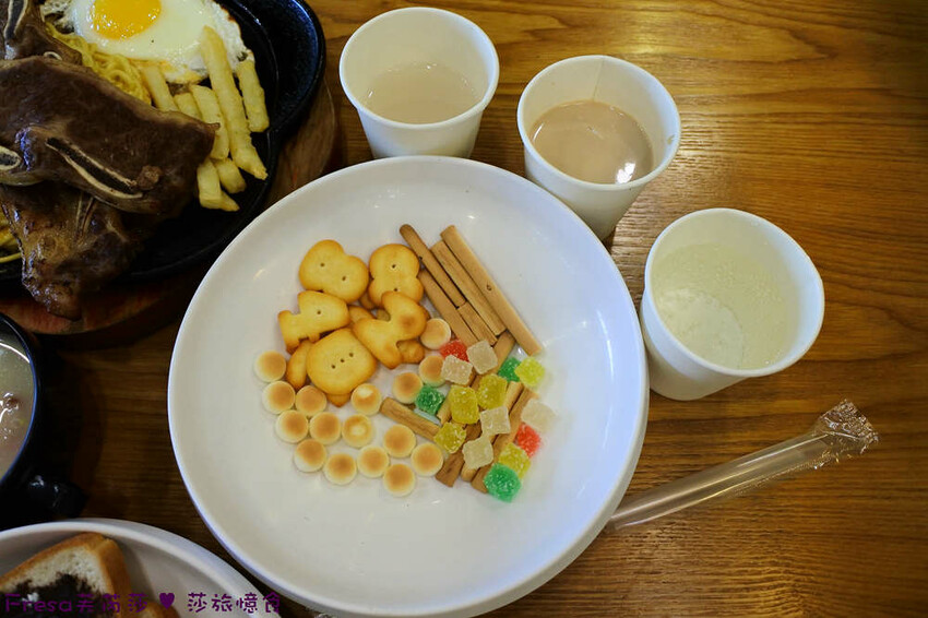 台中大雅19House牛排推薦三拼肉量超滿足,人氣拼盤吃肉喝到飽。