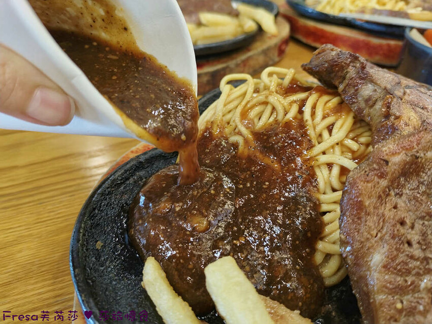 台中大雅19House牛排推薦三拼肉量超滿足,人氣拼盤吃肉喝到飽。