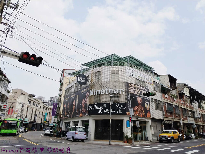 台中大雅19House牛排推薦三拼肉量超滿足,人氣拼盤吃肉喝到飽。