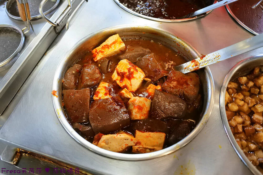 台中大雅19House牛排推薦三拼肉量超滿足,人氣拼盤吃肉喝到飽。