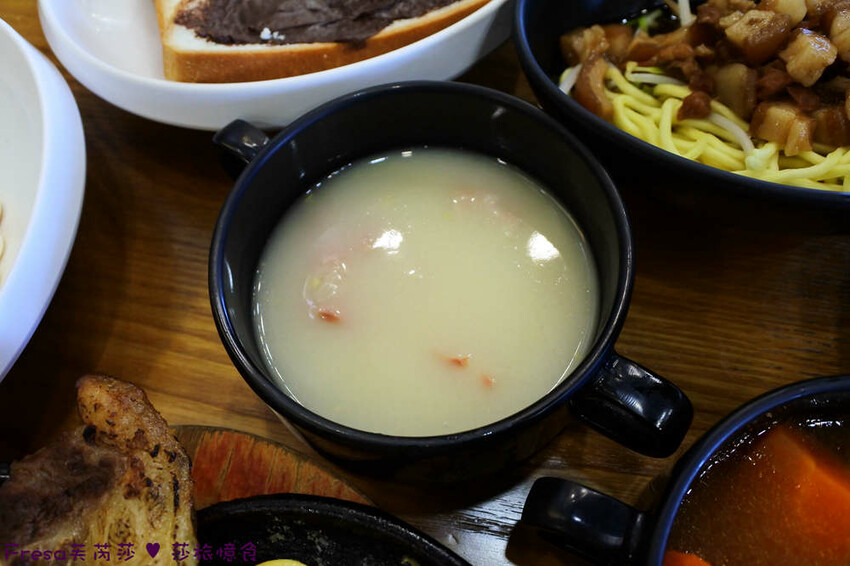 台中大雅19House牛排推薦三拼肉量超滿足,人氣拼盤吃肉喝到飽。