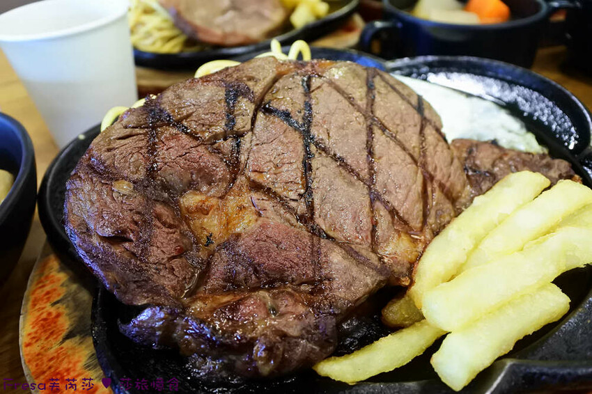 台中大雅19House牛排推薦三拼肉量超滿足,人氣拼盤吃肉喝到飽。
