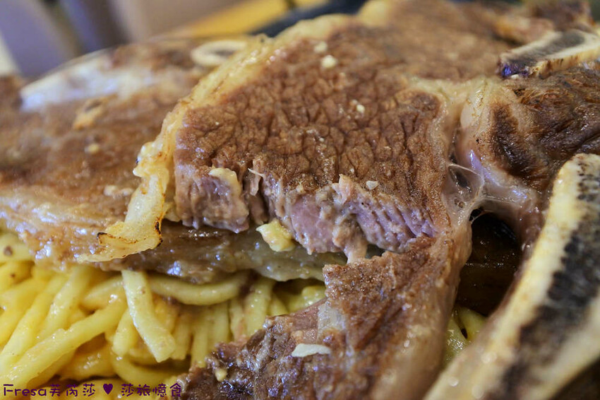 台中大雅19House牛排推薦三拼肉量超滿足,人氣拼盤吃肉喝到飽。