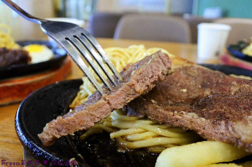 台中大雅19House牛排推薦三拼肉量超滿足,人氣拼盤吃肉喝到飽。