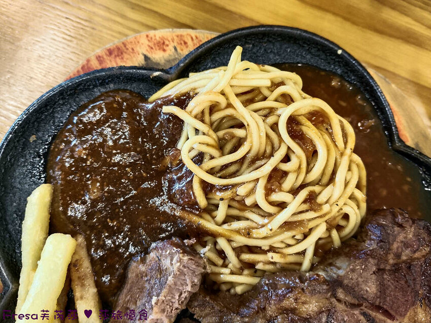 台中大雅19House牛排推薦三拼肉量超滿足,人氣拼盤吃肉喝到飽。