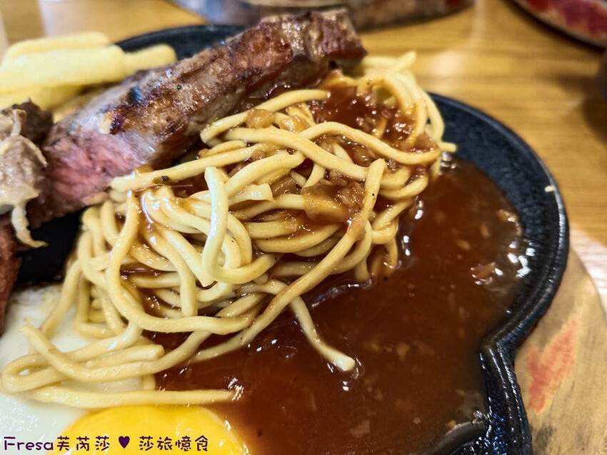 台中大雅19House牛排推薦三拼肉量超滿足,人氣拼盤吃肉喝到飽。