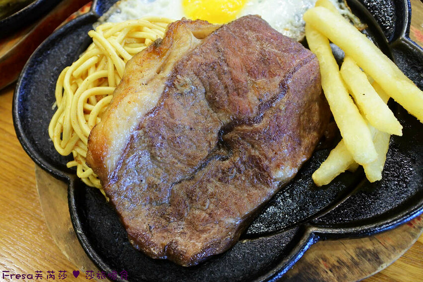 台中大雅19House牛排推薦三拼肉量超滿足,人氣拼盤吃肉喝到飽。