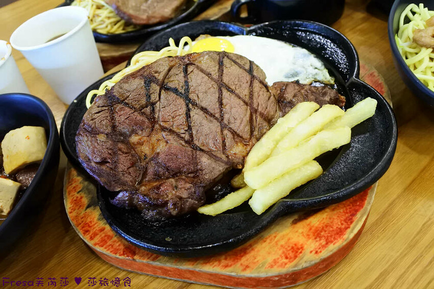 台中大雅19House牛排推薦三拼肉量超滿足,人氣拼盤吃肉喝到飽。