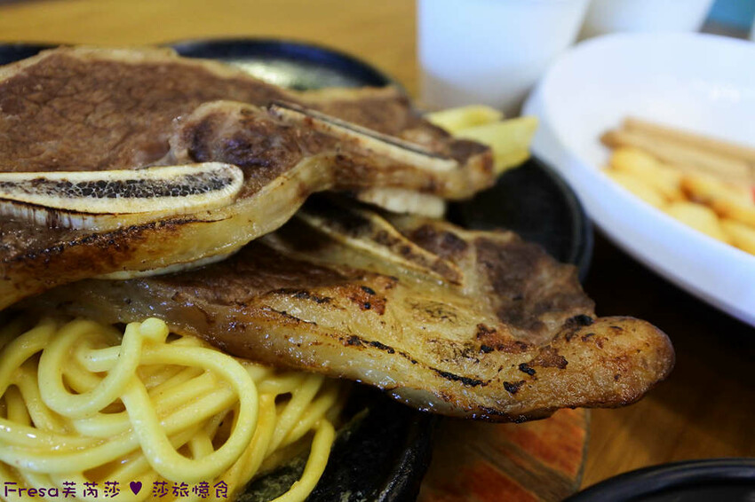 台中大雅19House牛排推薦三拼肉量超滿足,人氣拼盤吃肉喝到飽。