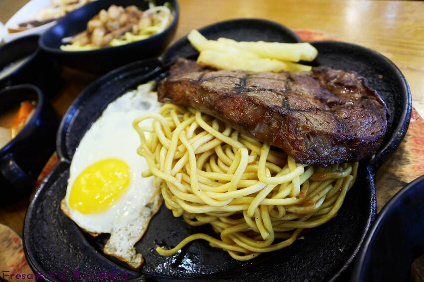 台中大雅19House牛排推薦三拼肉量超滿足,人氣拼盤吃肉喝到飽。