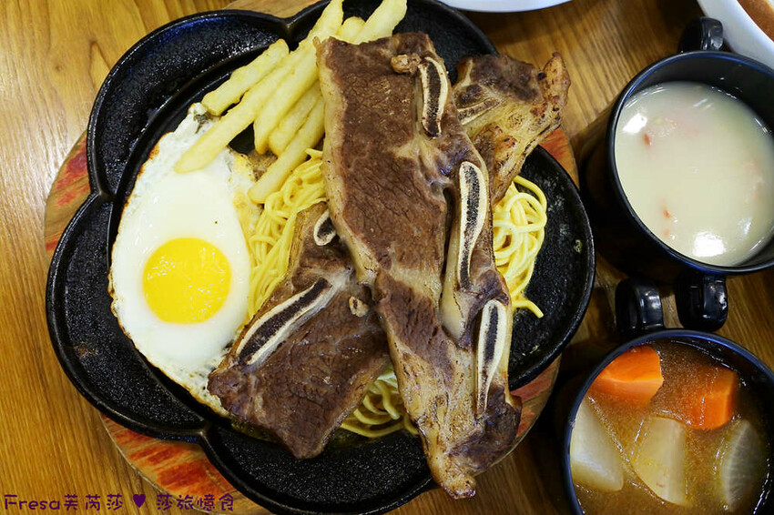 台中大雅19House牛排推薦三拼肉量超滿足,人氣拼盤吃肉喝到飽。