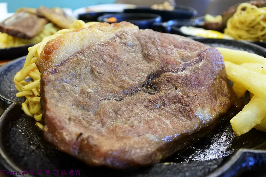 台中大雅19House牛排推薦三拼肉量超滿足,人氣拼盤吃肉喝到飽。