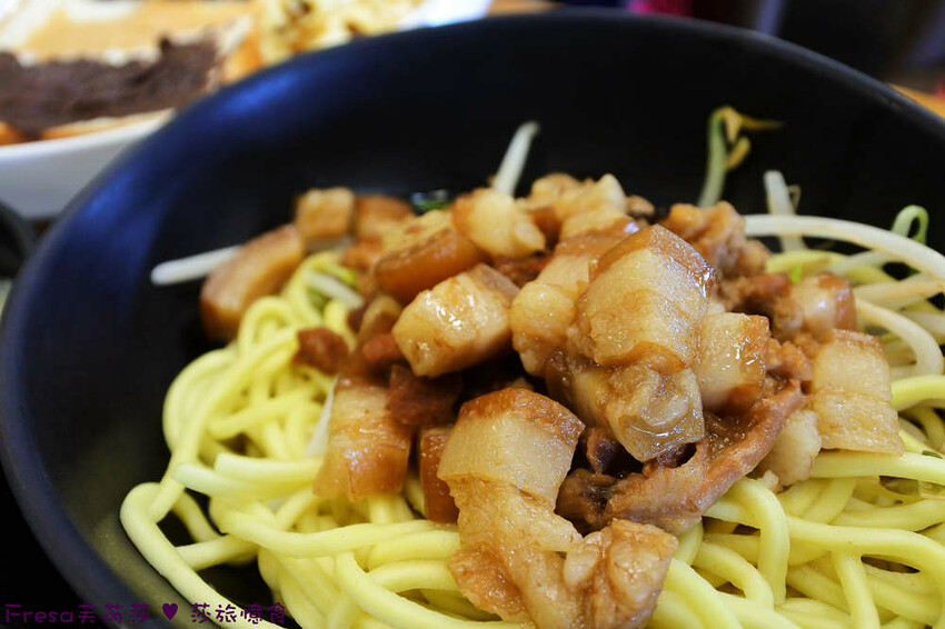 台中大雅19House牛排推薦三拼肉量超滿足,人氣拼盤吃肉喝到飽。