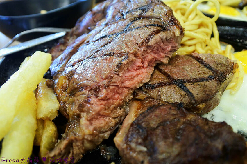 台中大雅19House牛排推薦三拼肉量超滿足,人氣拼盤吃肉喝到飽。