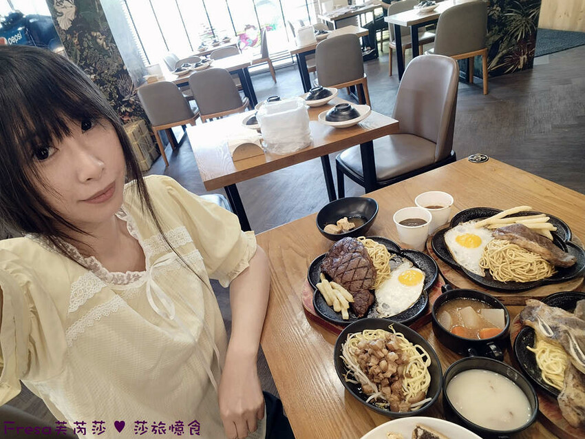 台中大雅19House牛排推薦三拼肉量超滿足,人氣拼盤吃肉喝到飽。