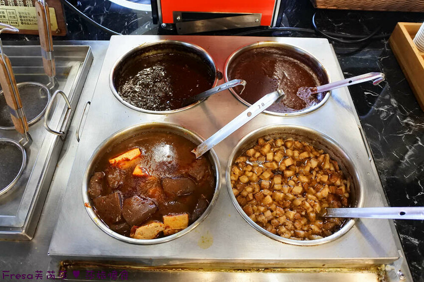 台中大雅19House牛排推薦三拼肉量超滿足,人氣拼盤吃肉喝到飽。