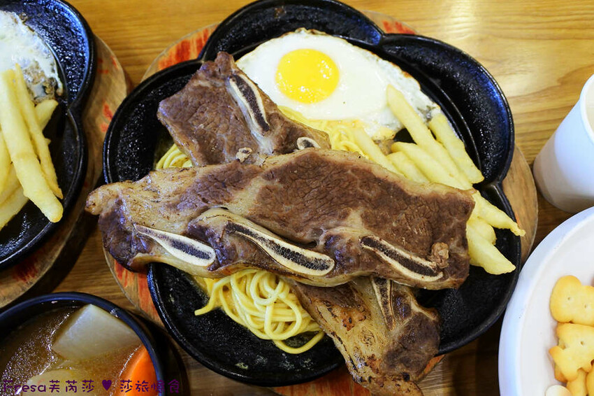 台中大雅19House牛排推薦三拼肉量超滿足,人氣拼盤吃肉喝到飽。