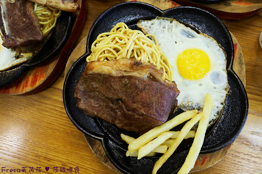 台中大雅19House牛排推薦三拼肉量超滿足,人氣拼盤吃肉喝到飽。