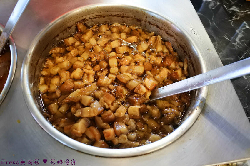 台中大雅19House牛排推薦三拼肉量超滿足,人氣拼盤吃肉喝到飽。