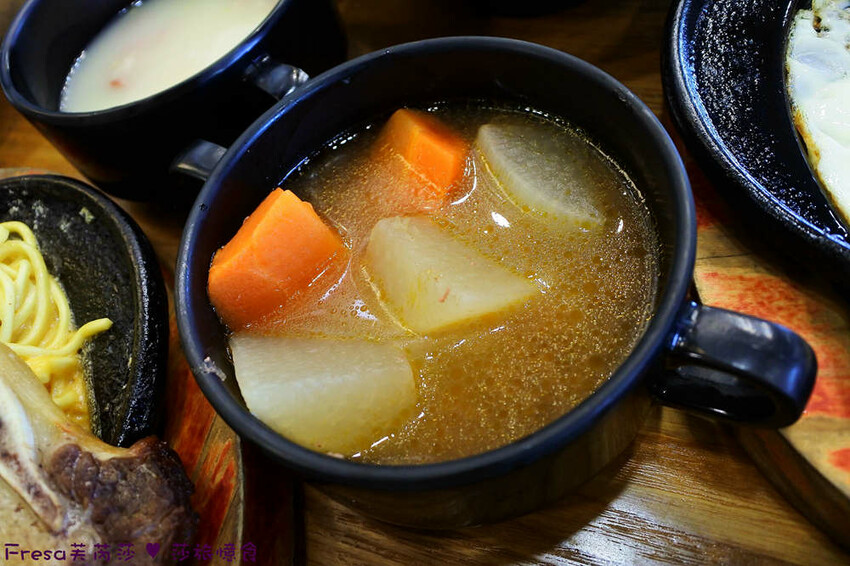 台中大雅19House牛排推薦三拼肉量超滿足,人氣拼盤吃肉喝到飽。