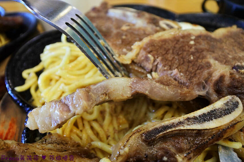 台中大雅19House牛排推薦三拼肉量超滿足,人氣拼盤吃肉喝到飽。