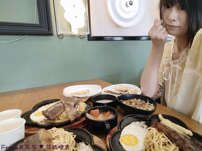 台中大雅19House牛排推薦三拼肉量超滿足,人氣拼盤吃肉喝到飽。