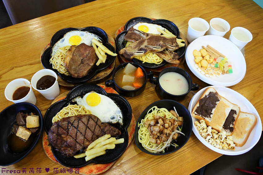 台中大雅19House牛排推薦三拼肉量超滿足,人氣拼盤吃肉喝到飽。