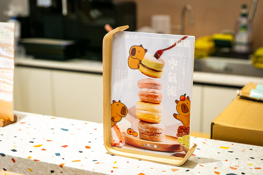 桃園內壢美食景點-卡比拉拉,超萌水豚君們圍繞著各式的手工點心大樹,太可愛了!!!(邀約 @圍事小哥的幸福相框