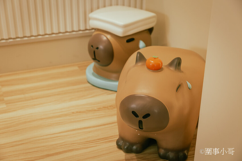 桃園內壢美食景點-卡比拉拉,超萌水豚君們圍繞著各式的手工點心大樹,太可愛了!!!(邀約 @圍事小哥的幸福相框