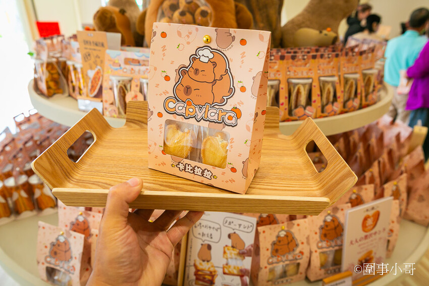 桃園內壢美食景點-卡比拉拉,超萌水豚君們圍繞著各式的手工點心大樹,太可愛了!!!(邀約 @圍事小哥的幸福相框