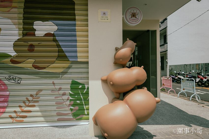 桃園內壢美食景點-卡比拉拉,超萌水豚君們圍繞著各式的手工點心大樹,太可愛了!!!(邀約 @圍事小哥的幸福相框