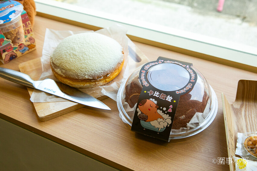 桃園內壢美食景點-卡比拉拉,超萌水豚君們圍繞著各式的手工點心大樹,太可愛了!!!(邀約 @圍事小哥的幸福相框