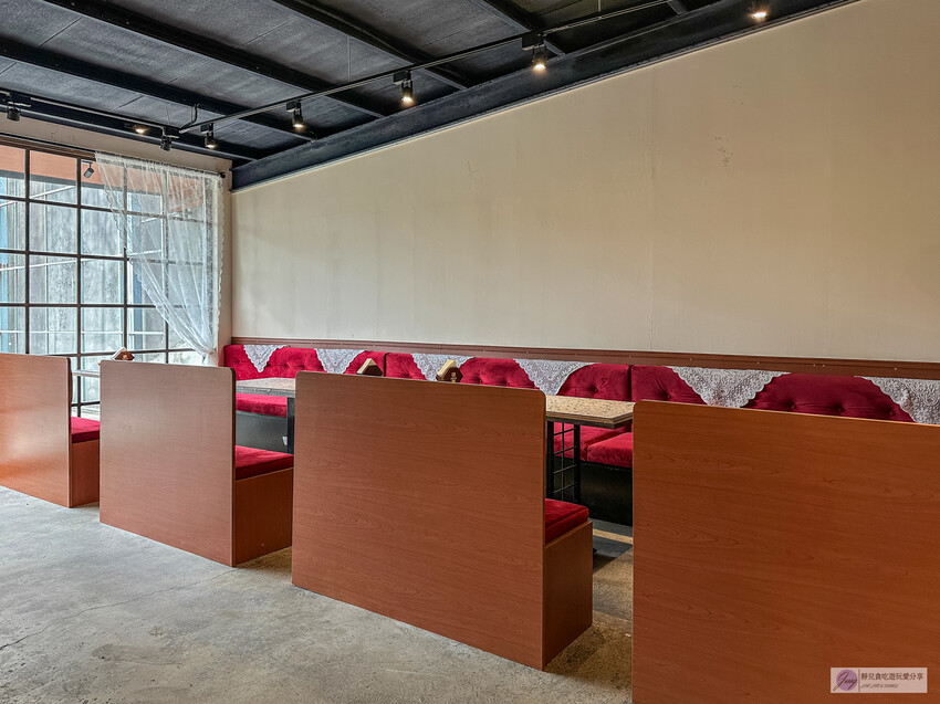 桃園火車站旁昭和復古咖啡廳推薦，鄰近桃園火車站。