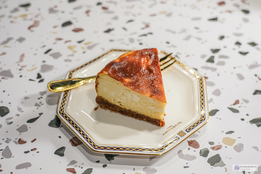 桃園火車站旁昭和復古咖啡廳推薦，鄰近桃園火車站。