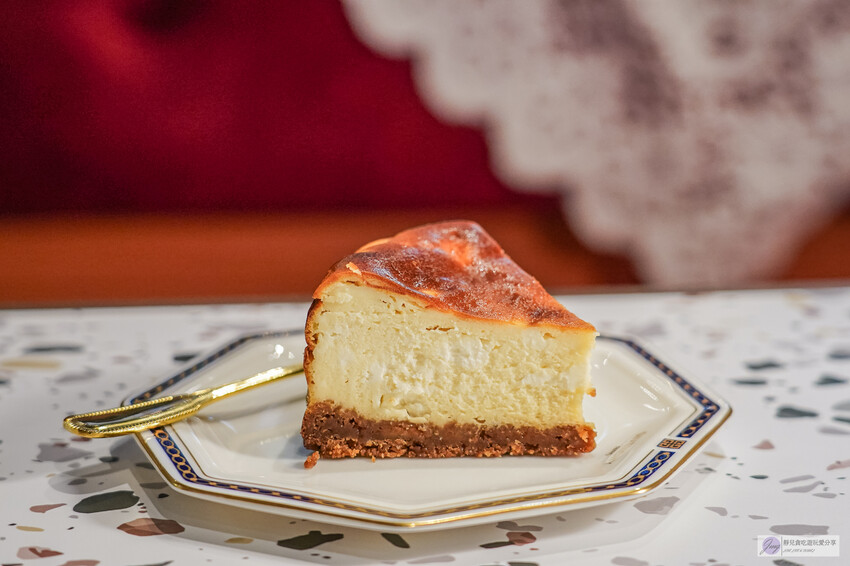 桃園火車站旁昭和復古咖啡廳推薦，鄰近桃園火車站。