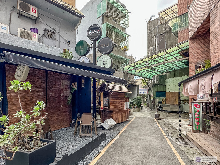 桃園火車站旁昭和復古咖啡廳推薦，鄰近桃園火車站。