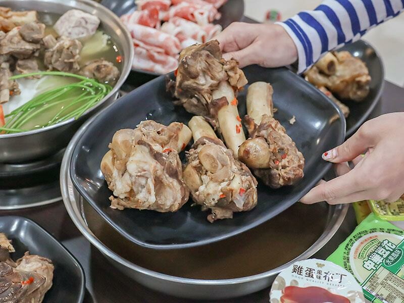 新竹羊肉爐吃到飽推薦！羊霸天下只要$538，羊大骨羊腳筋無限供應。