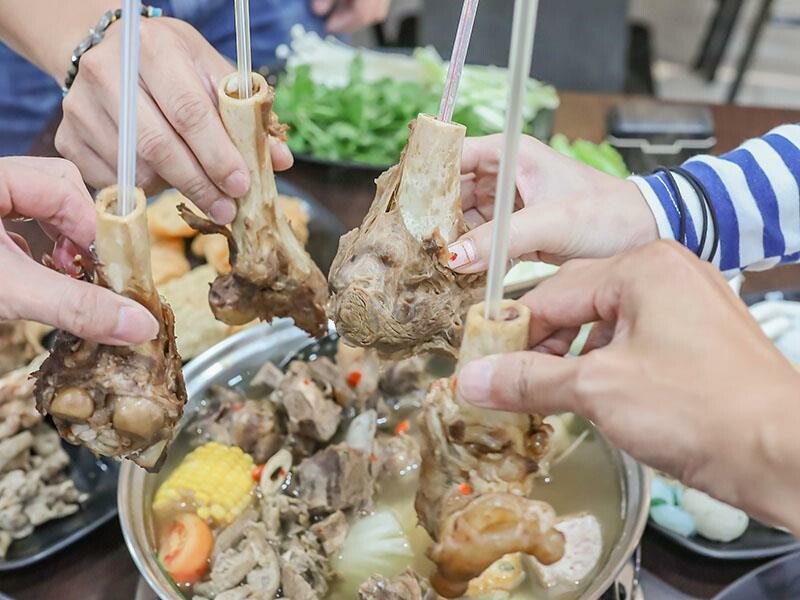 新竹羊肉爐吃到飽推薦！羊霸天下只要$538，羊大骨羊腳筋無限供應。