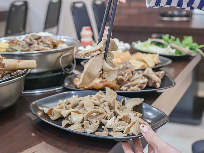 新竹羊肉爐吃到飽推薦！羊霸天下只要$538，羊大骨羊腳筋無限供應。