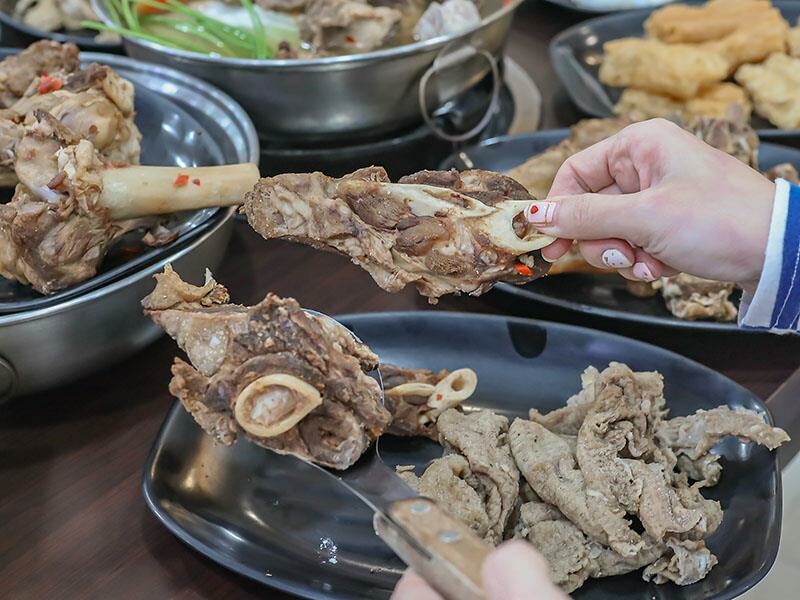 新竹羊肉爐吃到飽推薦！羊霸天下只要$538，羊大骨羊腳筋無限供應。