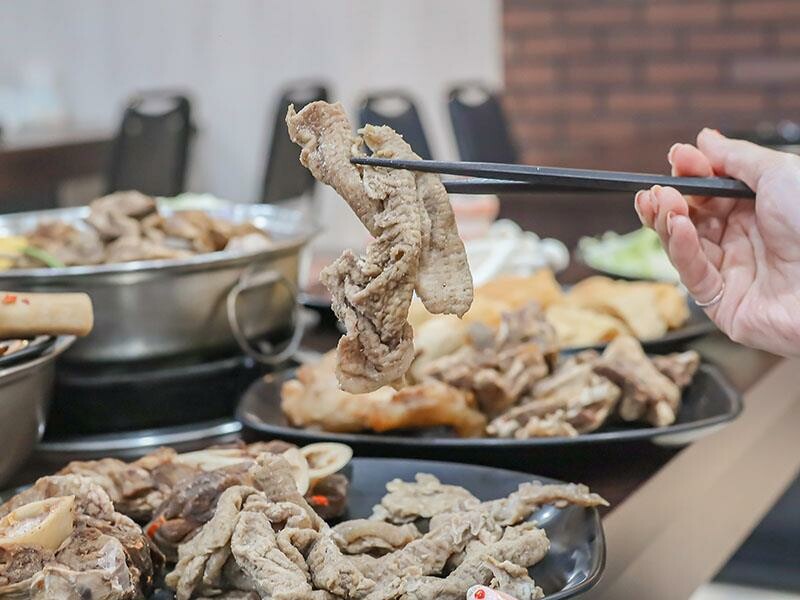 新竹羊肉爐吃到飽推薦！羊霸天下只要$538，羊大骨羊腳筋無限供應。